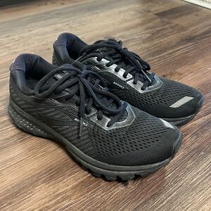 Brooks ghost running shoes